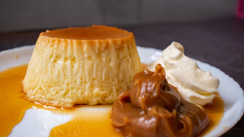 El flan es una receta clásica, rendidora y perfecta para salvar cualquier postre sin gastar de más.