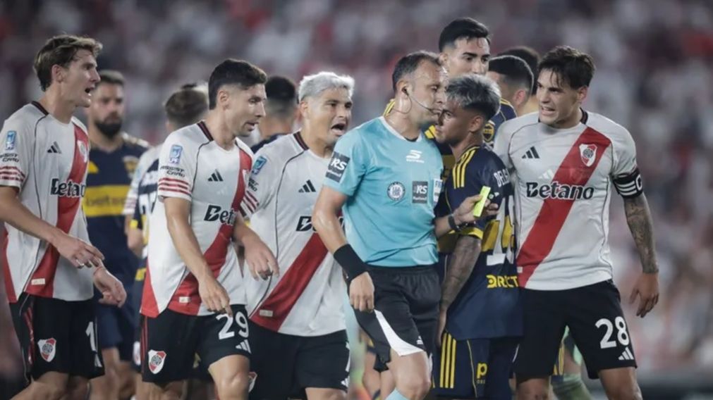 Darío Herrera perseguido por los jugadores de River tras no cobrar un supuesto penal en el Superclásico ante Boca.