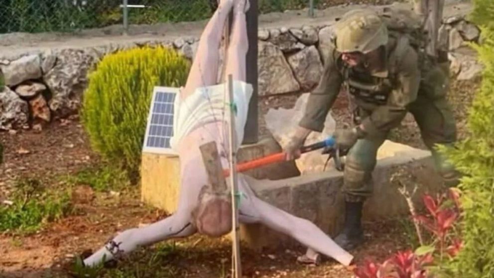 Un soldado israelí destruyó una estatua de Jesús en el sur del Líbano.
