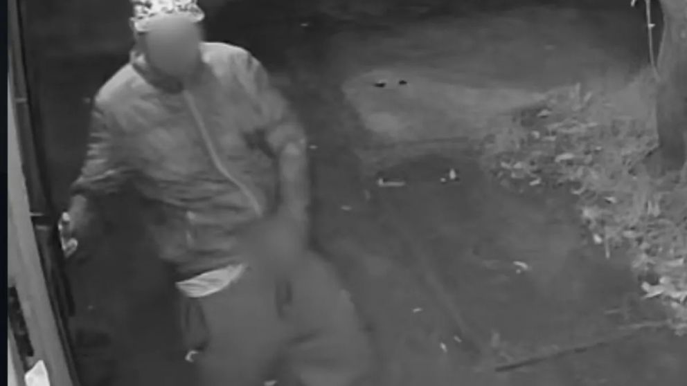 El terror de una joven acechada por un vecino que se exhibe y busca meterse en su casa