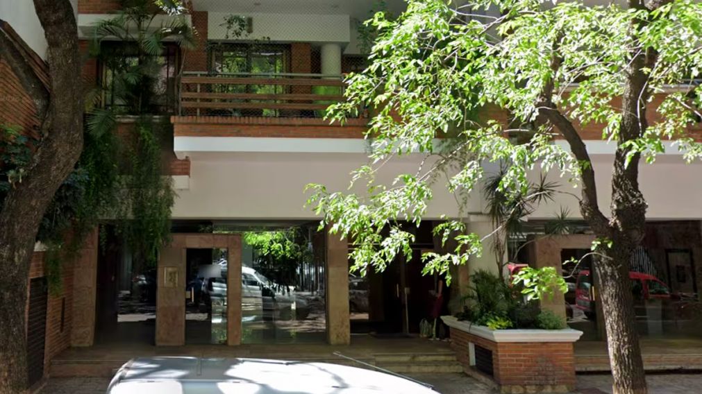 El frente del edificio de la calle Miró al 500, en Caballito, donde Adorni y su familia viven en la actualidad.