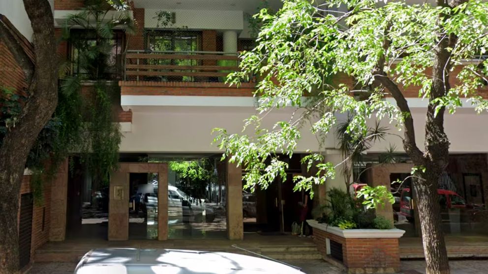 El frente del edificio de la calle Miró al 500, en Caballito, donde Adorni y su familia viven en la actualidad.