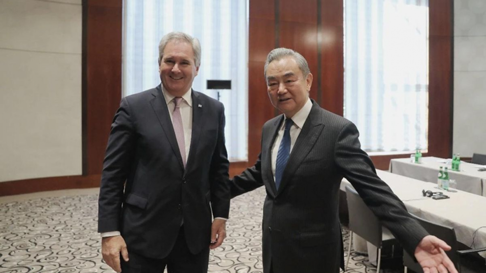 El embajador chino en la Argentina, Wang Wei, junto al canciller Pablo Quirno.