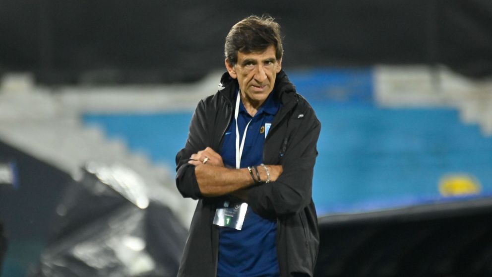 Gustavo Costas no encuentra el rumbo en Racing y empieza a tambalear en su puesto.