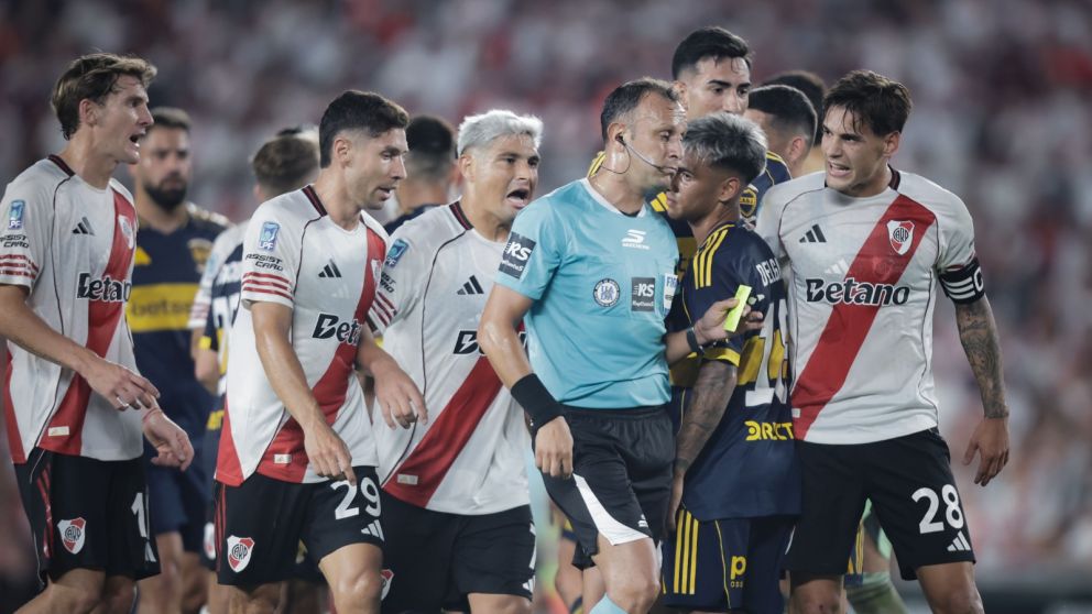 Herrera fue perseguido por la mayor�a de los jugadores de River. Fue despu�s del supuesto empuj�n de Blanco a Mart�nez Quarta. 