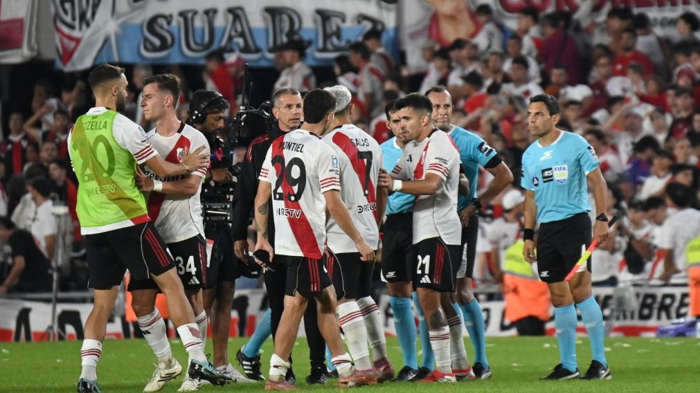 La imagen del final en el Superclásico entre River y Boca. Los futbolistas de la Banda le reclamaron un empujón de Lautaro Blanco a Martínez Quarta dentro del área.