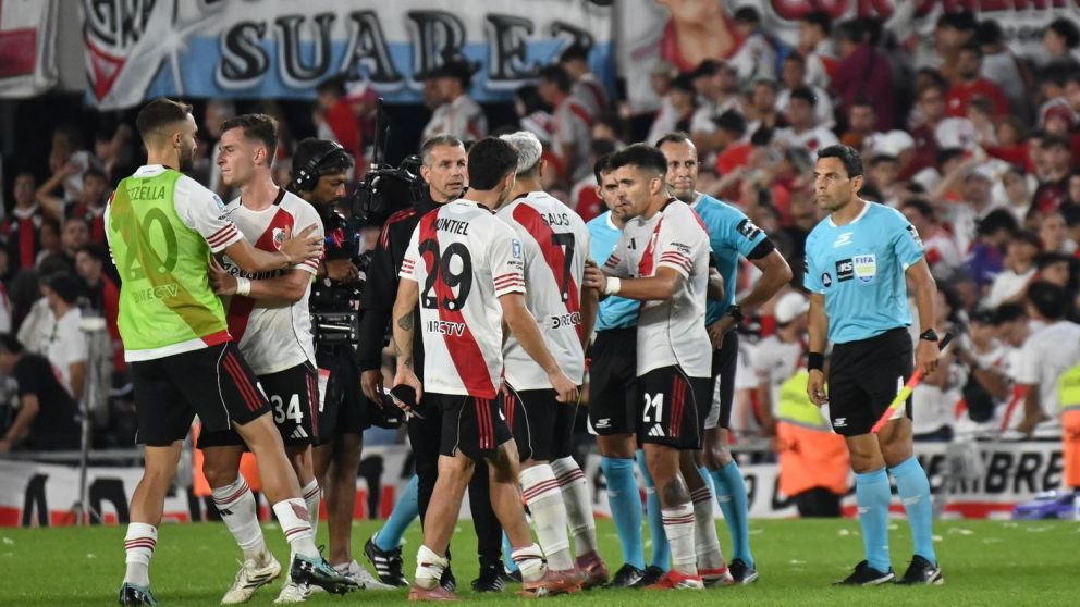 La imagen del final en el Superclásico entre River y Boca. Los futbolistas de la Banda le reclamaron un empujón de Lautaro Blanco a Martínez Quarta dentro del área.