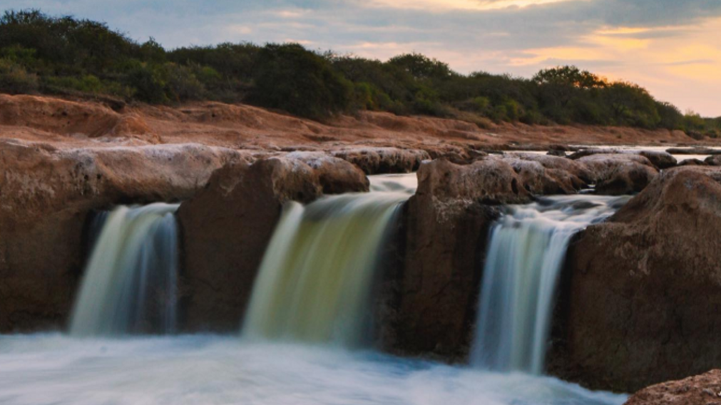 Cerca de CABA: la cascada escondida que sorprende a todos sus visitantes