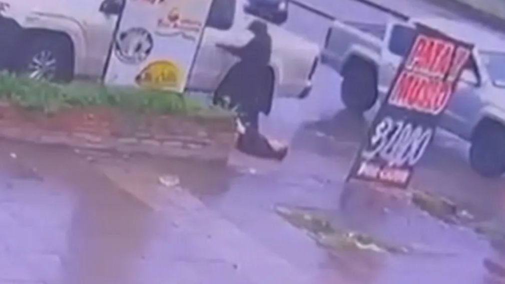 El momento del asalto a la pollería que culminó con el asesinato del policía.