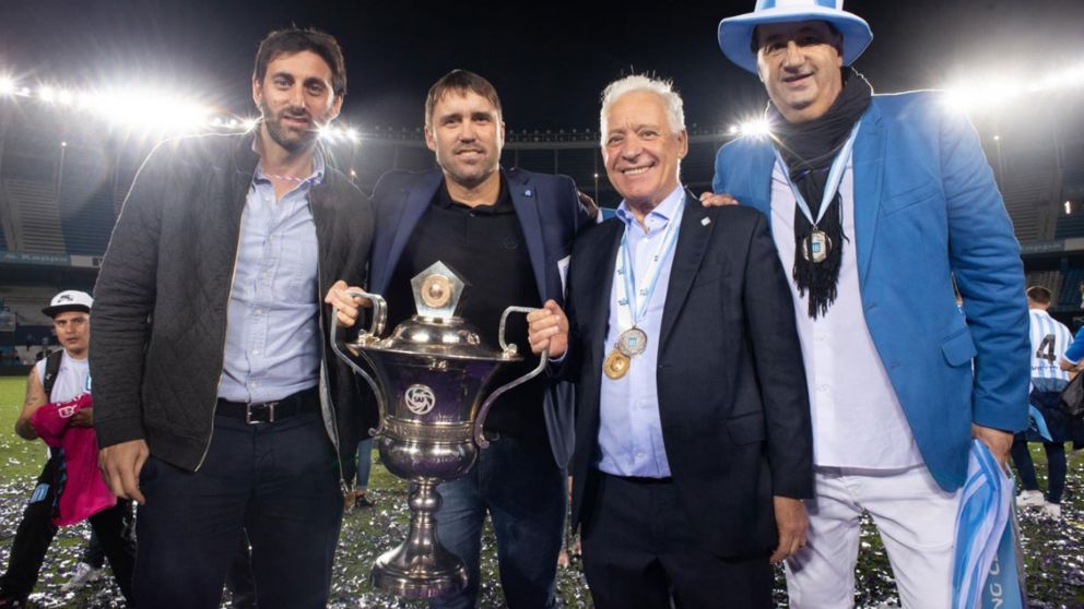 ¡Todos juntos! Diego Milito, el Chacho Coudet, Víctor Blanco y Roberto Torres, el ex dirigente que, ahora, le pega con todo al actual presidente.
