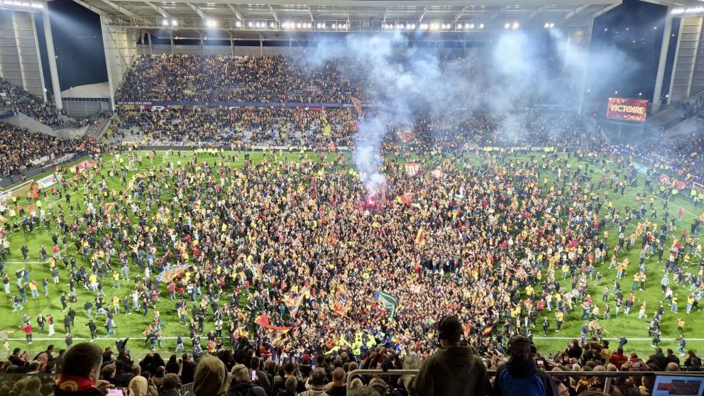 Video: así fue la impresionante invasión de los hinchas de Lens tras la clasificación a la final de la Copa de Francia