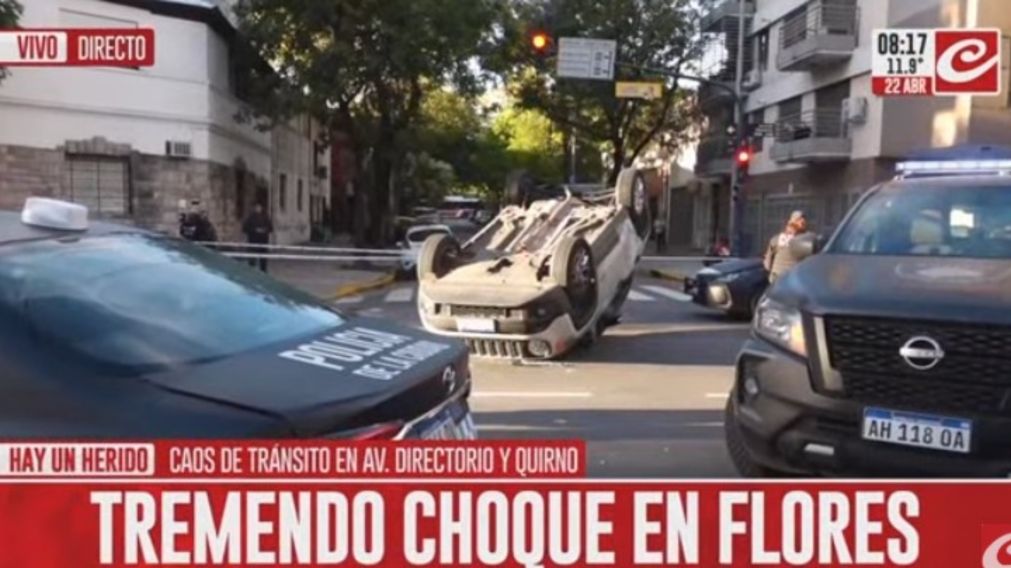El choque y vuelco se produjo en el cruce de la avenida Directorio y Quirno (Captura de TV).