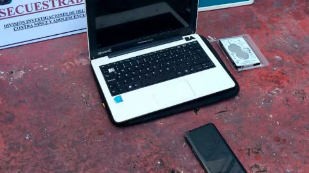La computadora incautada durante el allanamiento.