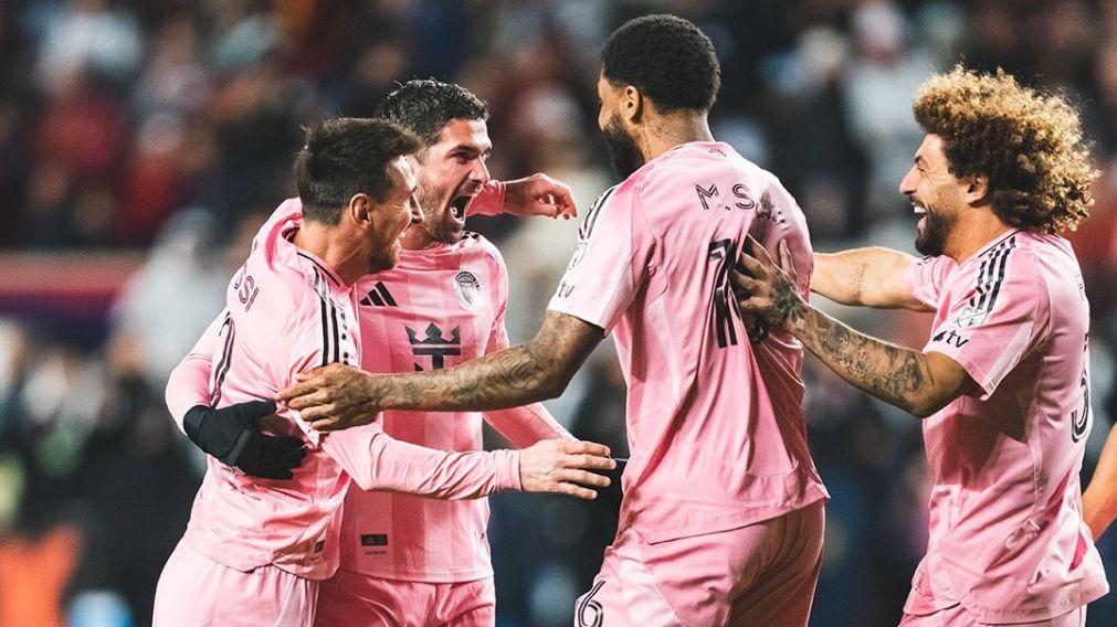 Sobre el final, De Paul abrió el partido con un remate espectacular.