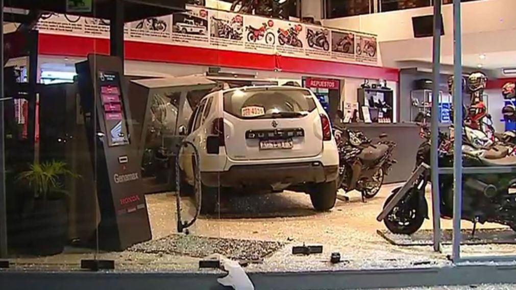 La camioneta se metió en la concesionaria de motos en Floresta y provocó algunos destrozos (X).