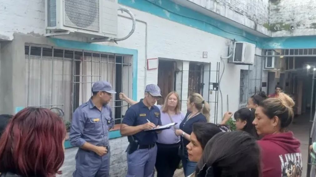 Efectivos de la Comisaría Segunda acudieron a la escuela y constataron que se trataba de un proyectil sin percutar.