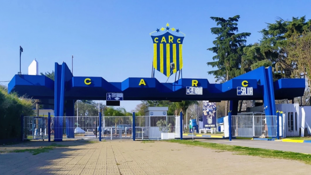 Según consta en la Defensoría de la Niñez de Santa Fe, un grupo de tres jugadores habría sometido a la víctima a conductas de violencia.