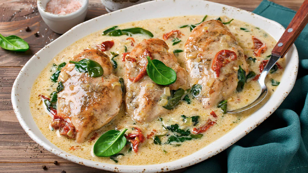 El pollo con espinacas a la crema "fit" se consolida como una opci�n ideal para la oficina.
