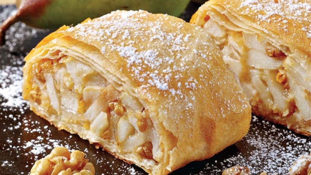 Masa finísima, relleno de manzana especiado y un proceso sencillo para lograr un rico y tradicional strudel de manzana en minutos (Imagen ilustrativa).