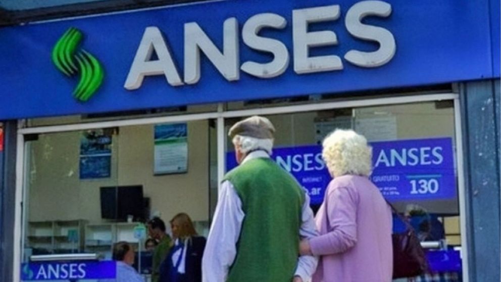El pago de ANSES en agosto incluye la actualización de haberes y un bono extraordinario para acompañar a los jubilados con ingresos más bajos (Imagen ilustrativa)