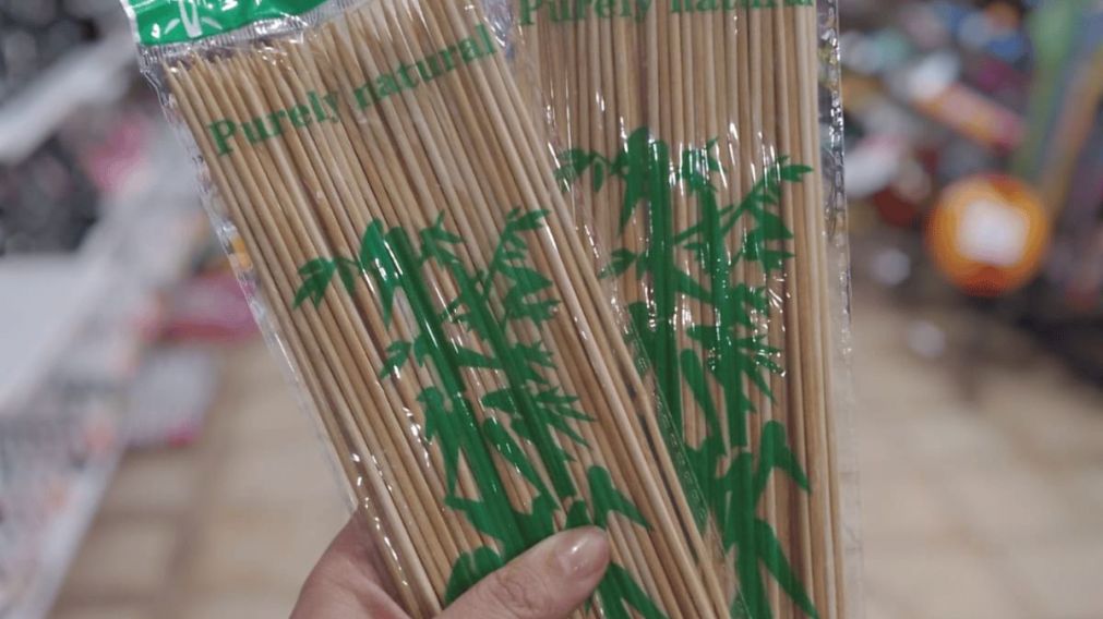 Portautensilios rústico hecho en casa: con palitos y cartón, como si lo hubieras comprado.