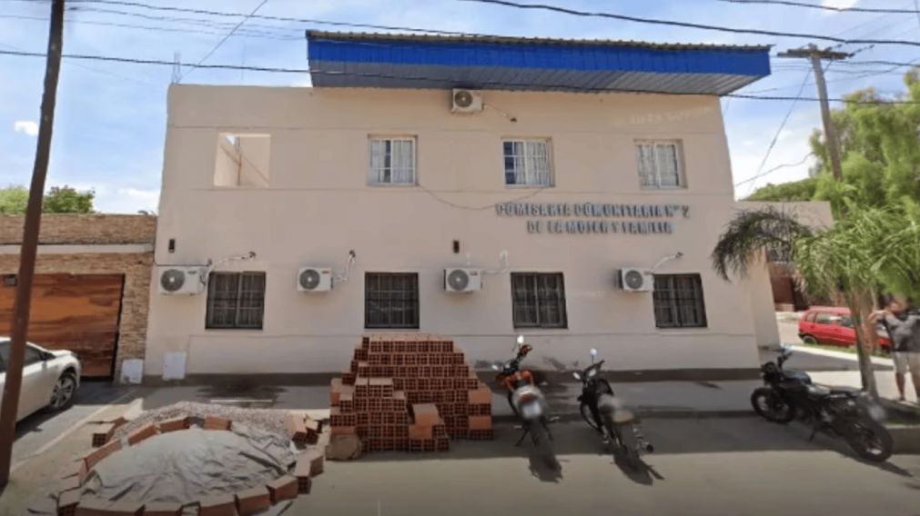 La joven acusada de agredir a su mamá se presentó en la comisaría y quedó detenida.