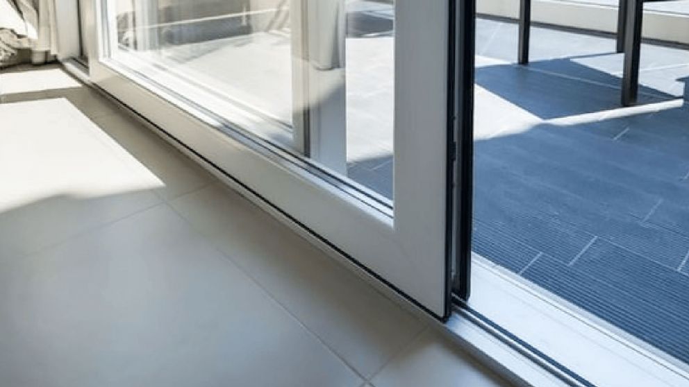 El truco definitivo para limpiar los rieles de las puertas y ventanas corredizas y evitar que se traben