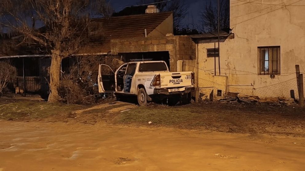 Persegu�an a un ladr�n, estrellaron el patrullero contra una casa.