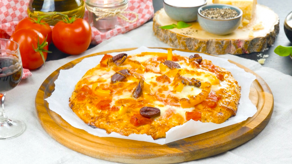 Pizza saludable con masa de pollo: una receta alta en proteinas que es ideal para un almuerzo o cena.
