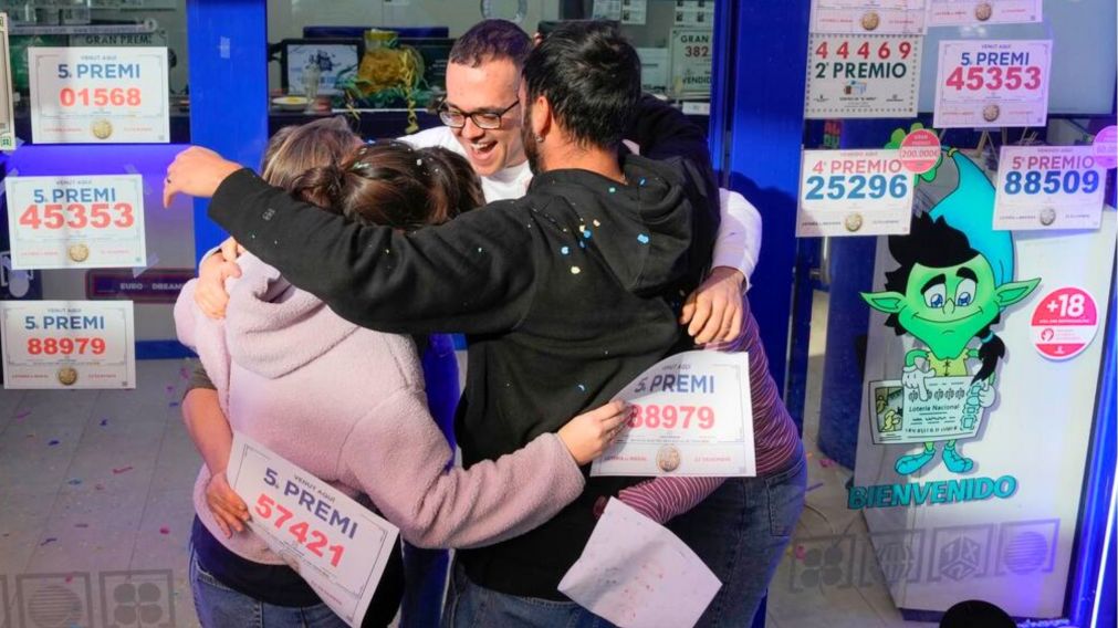 Estos dos amigos juegan juntos desde hace años y ahora que ganaron la lotería se llevaron un premio histórico (Imagen ilustrativa).