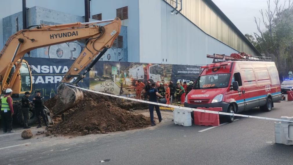 Personal de Bomberos y SAME se hizo presente en el lugar tras tomar conocimiento del derrumbe.