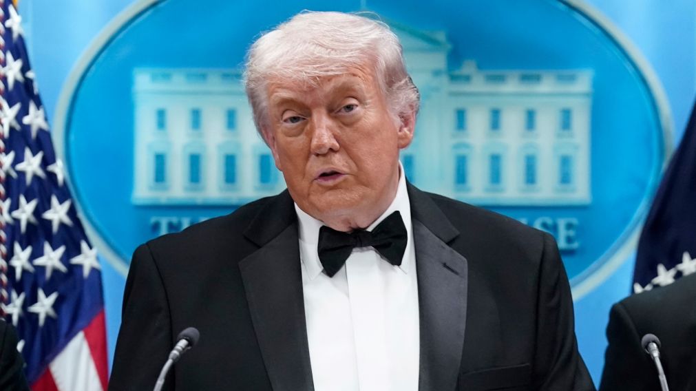 Donald Trump dio una conferencia de prensa tras el ataque durante una cena de gala en el hotel Washington Hilton.
