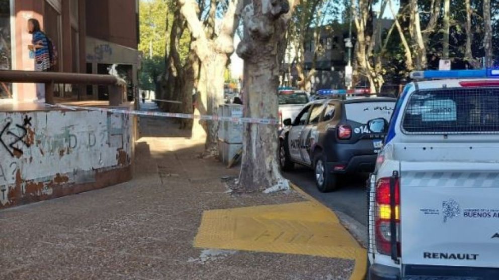 Misterio en Bernal Centro: hallan a un hombre muerto en la entrada de una biblioteca