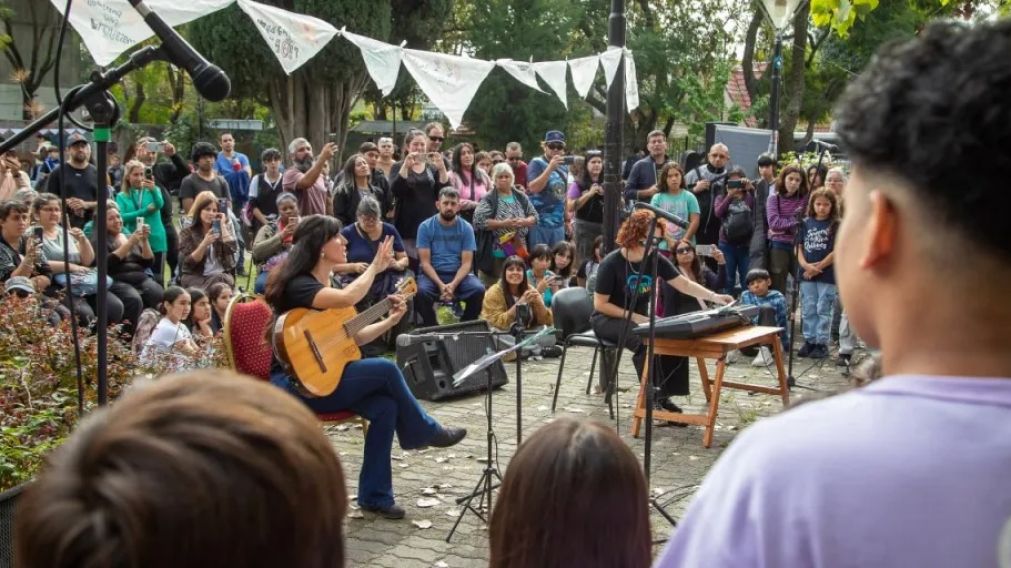 Quilmes vivió el "Concierto con Memoria" con cientos de chicos en escena