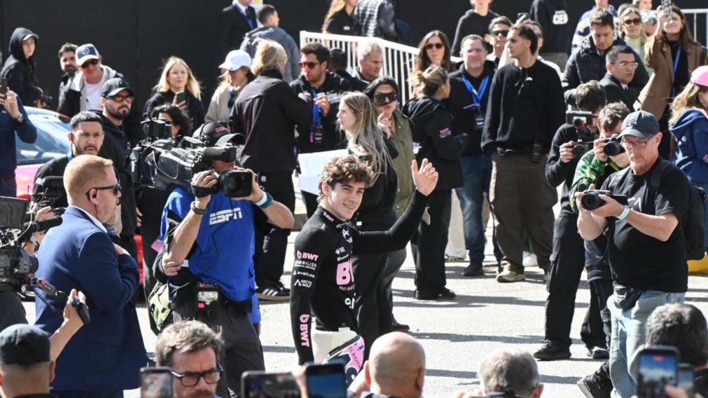 Franco Colapinto saludando a sus fanáticos. (Gentileza: Gobierno de la Ciudad de Buenos Aires)