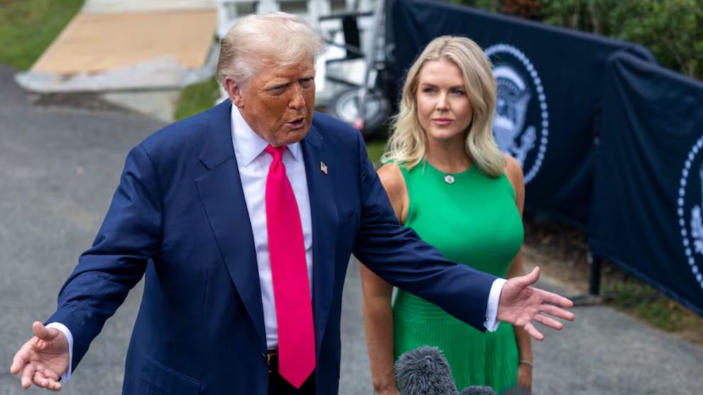 Donald Trump junto a secretaria de Prensa de la Casa Blanca, Karoline Leavitt.