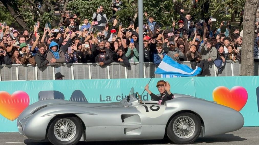 El joven de 22 años portó una bandera argentina mientras que aceleraba un Mercedes W196.