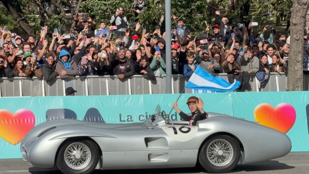 El joven de 22 a�os port� una bandera argentina mientras que aceleraba un Mercedes W196.