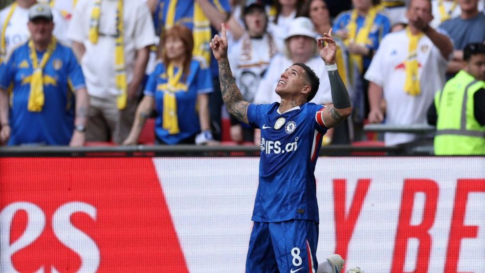 Enzo Fern�ndez celebra el gol que le dio el triunfo al Chelsea y lo meti� en la final de la FA Cup.