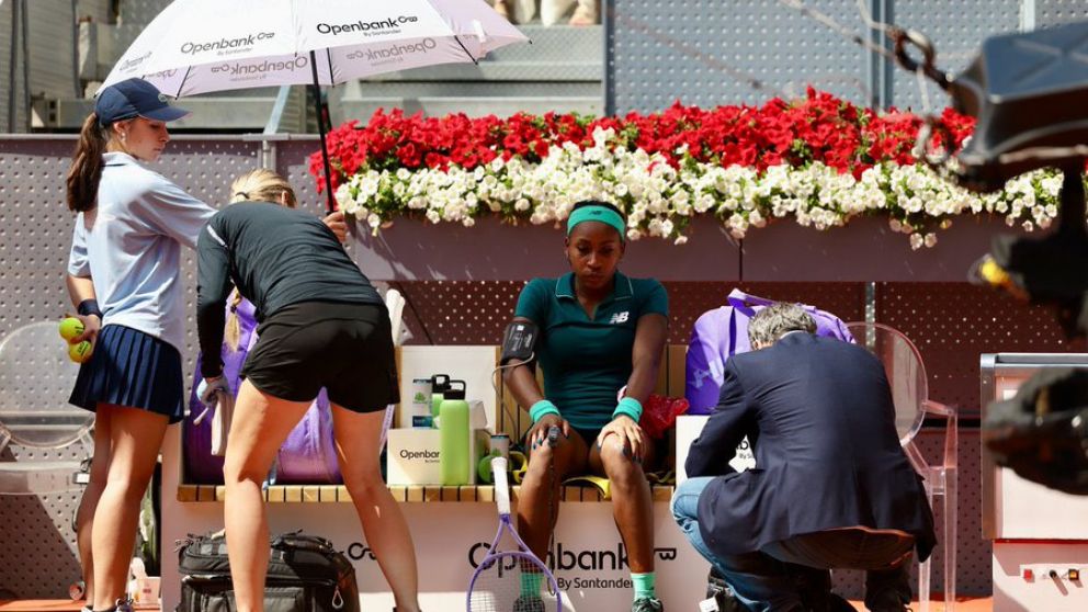 La tenista estadounidense Coco Gauff no la pas� bien hoy en cancha y tuvo que vomitar en un cambio de lado.
