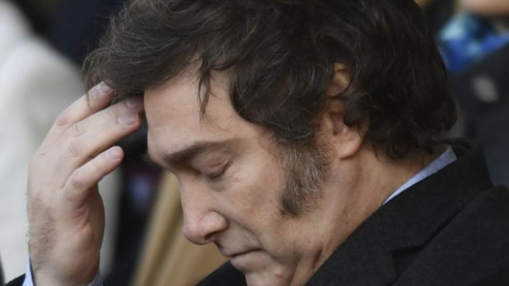 Bloomberg recalcó que el índice de aprobación de Milei "está en su nivel más bajo" desde que asumió.