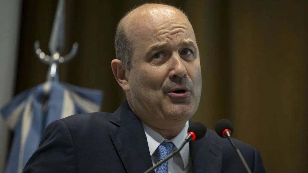 Sturzenegger defendió los despidos en el SMN y propuso reducir la planta a 150 empleados