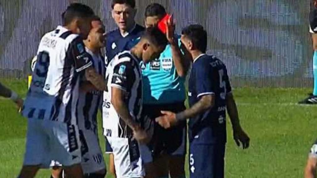 El momento exacto en el que Yael Falcón Pérez le muestra la roja a Saavedra, el defensor de Gimnasia de Mendoza.
