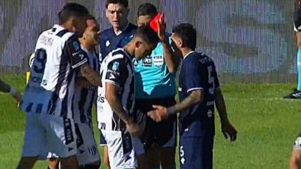 El momento exacto en el que Yael Falc�n P�rez le muestra la roja a Saavedra, el defensor de Gimnasia de Mendoza. 