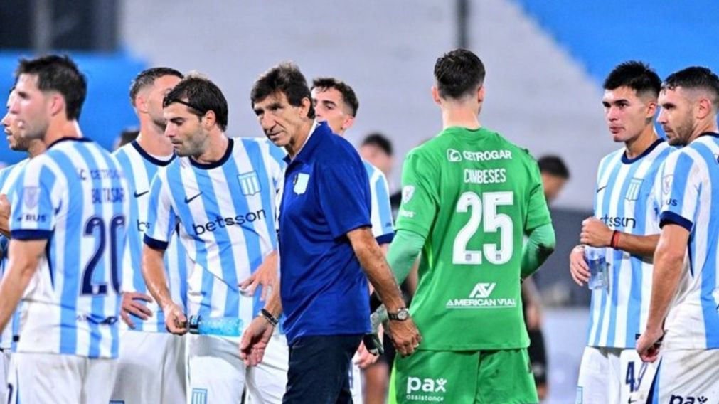Cuando Racing dependía de si mismo para clasificarse a la siguiente ronda del Apertura, patinó con Barracas y ahora deberá esperar por una serie de combinaciones.