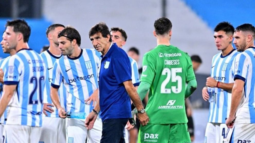 Cuando Racing depend�a de si mismo para clasificarse a la siguiente ronda del Apertura, patin� con Barracas y ahora deber� esperar por una serie de combinaciones. 