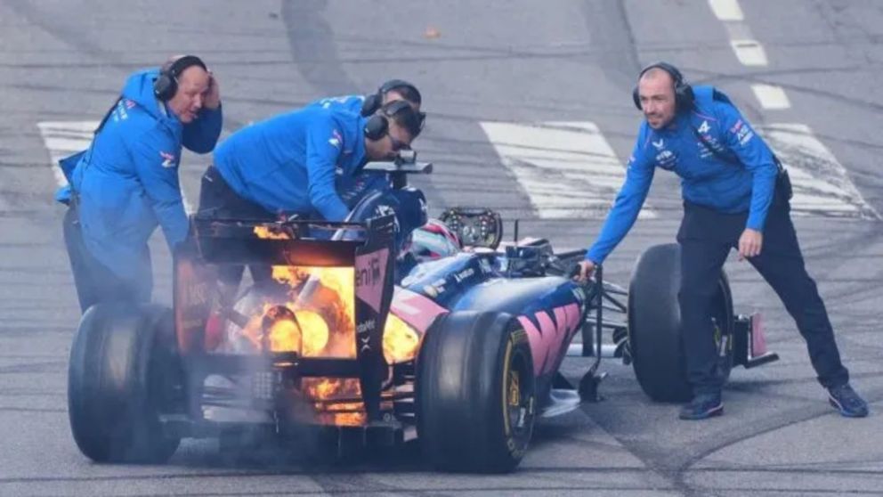 El fuego apareci� en el Alpine de Colapinto durante el Raod Show.