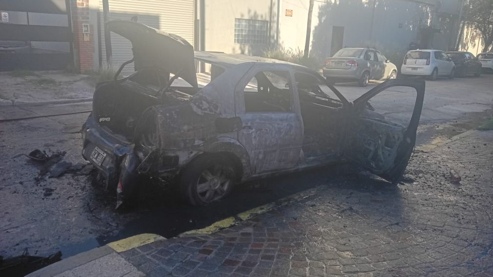 Incendio en Quilmes: un auto fue destruido por completo