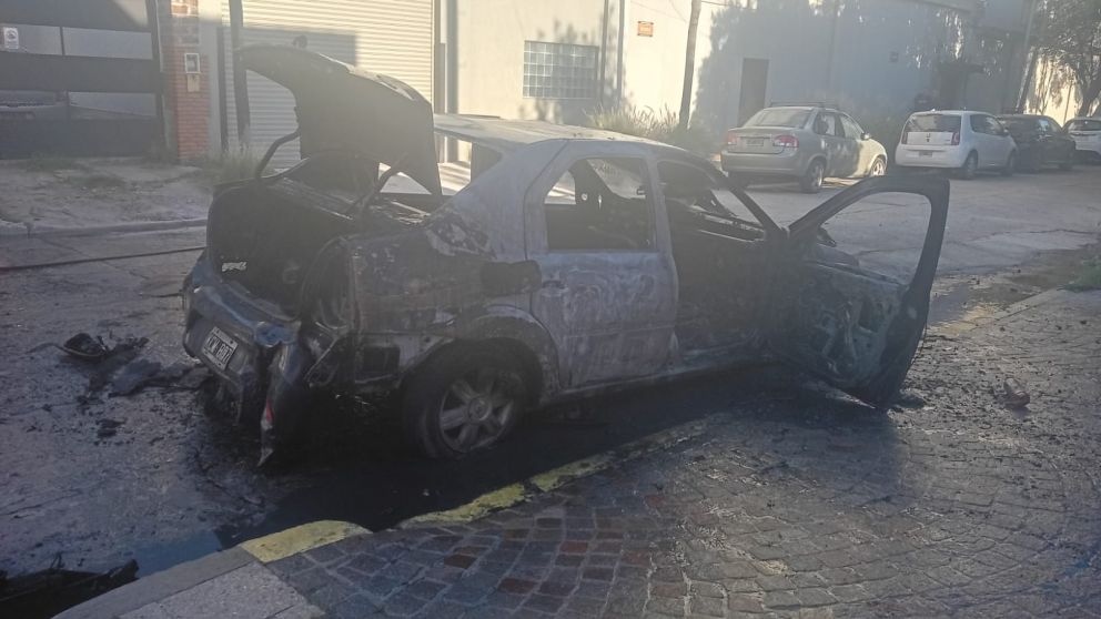 Incendio en Quilmes: un auto fue destruido por completo