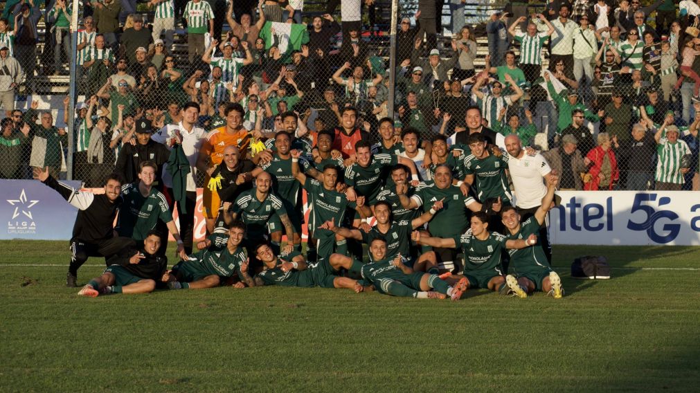 Racing de Montevideo hizo lo que debía y después espró por el resultado que necesitaba.